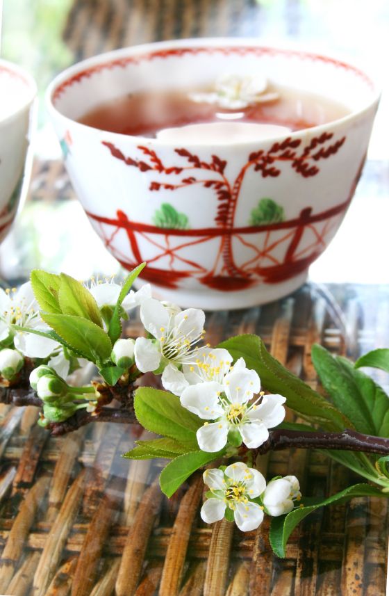 những chén trà được xoay mặt trước ra những chén trà được xoay mặt trước ra