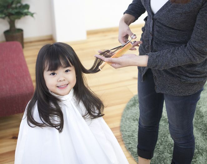 để bé không sợ khi cắt tóc mái để bé không sợ khi cắt tóc mái